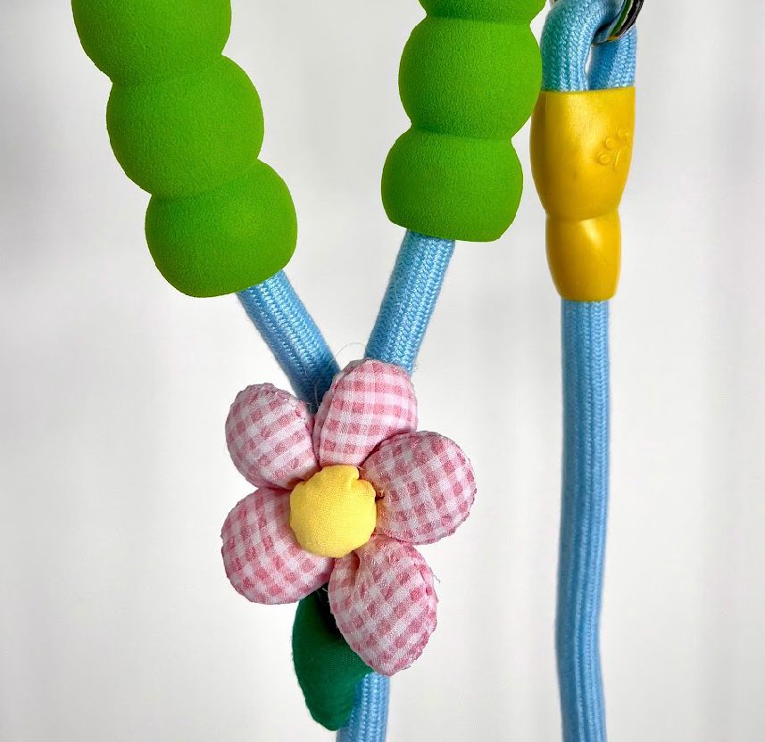 Correa con aplique en flor para perros