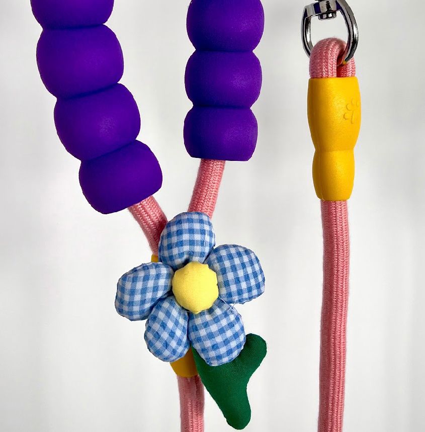Correa con aplique en flor para perros